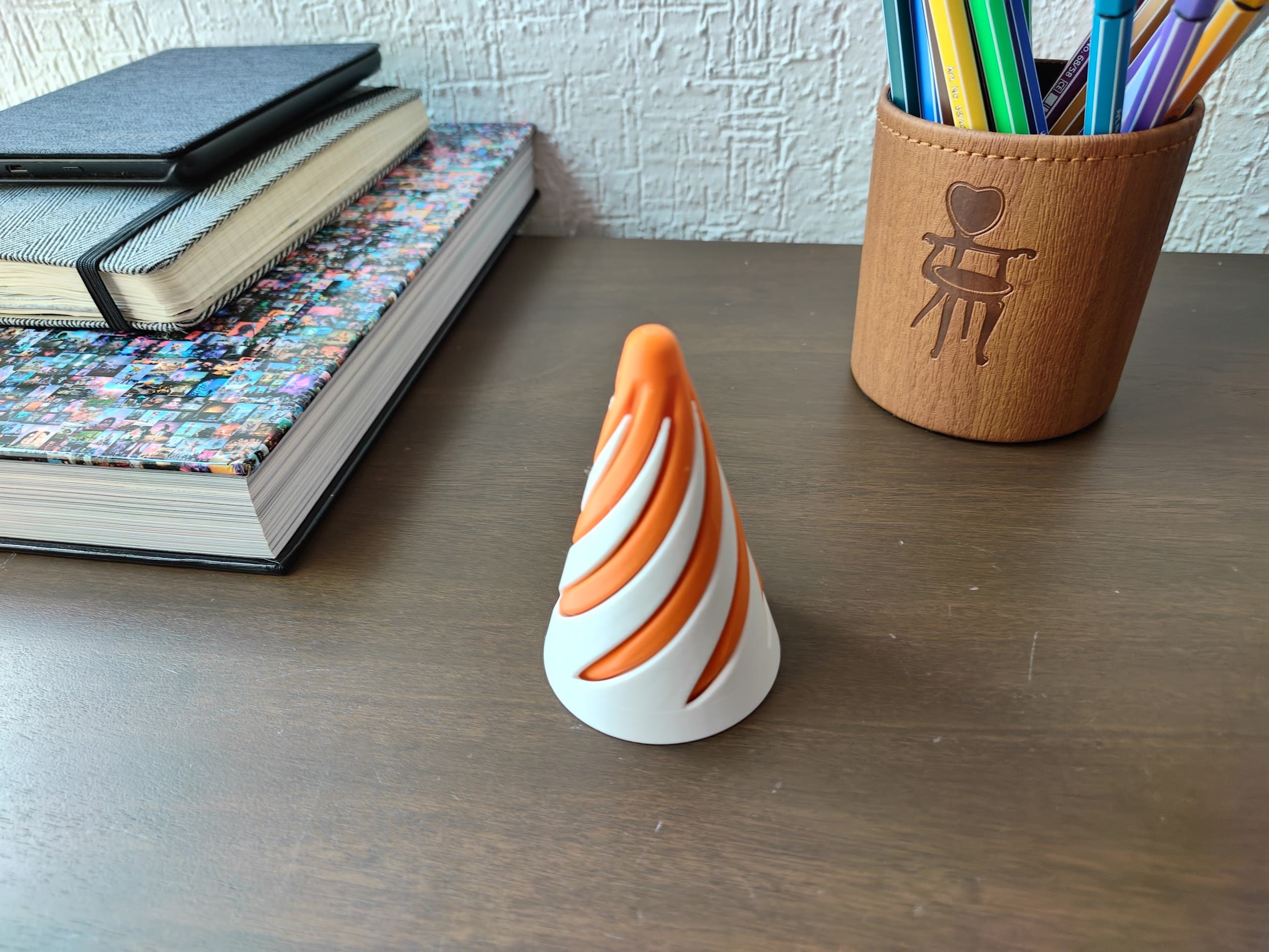 Cono Imposible, juguete sensorial de dos conos con roscas en espiral que parecen atravesarse.