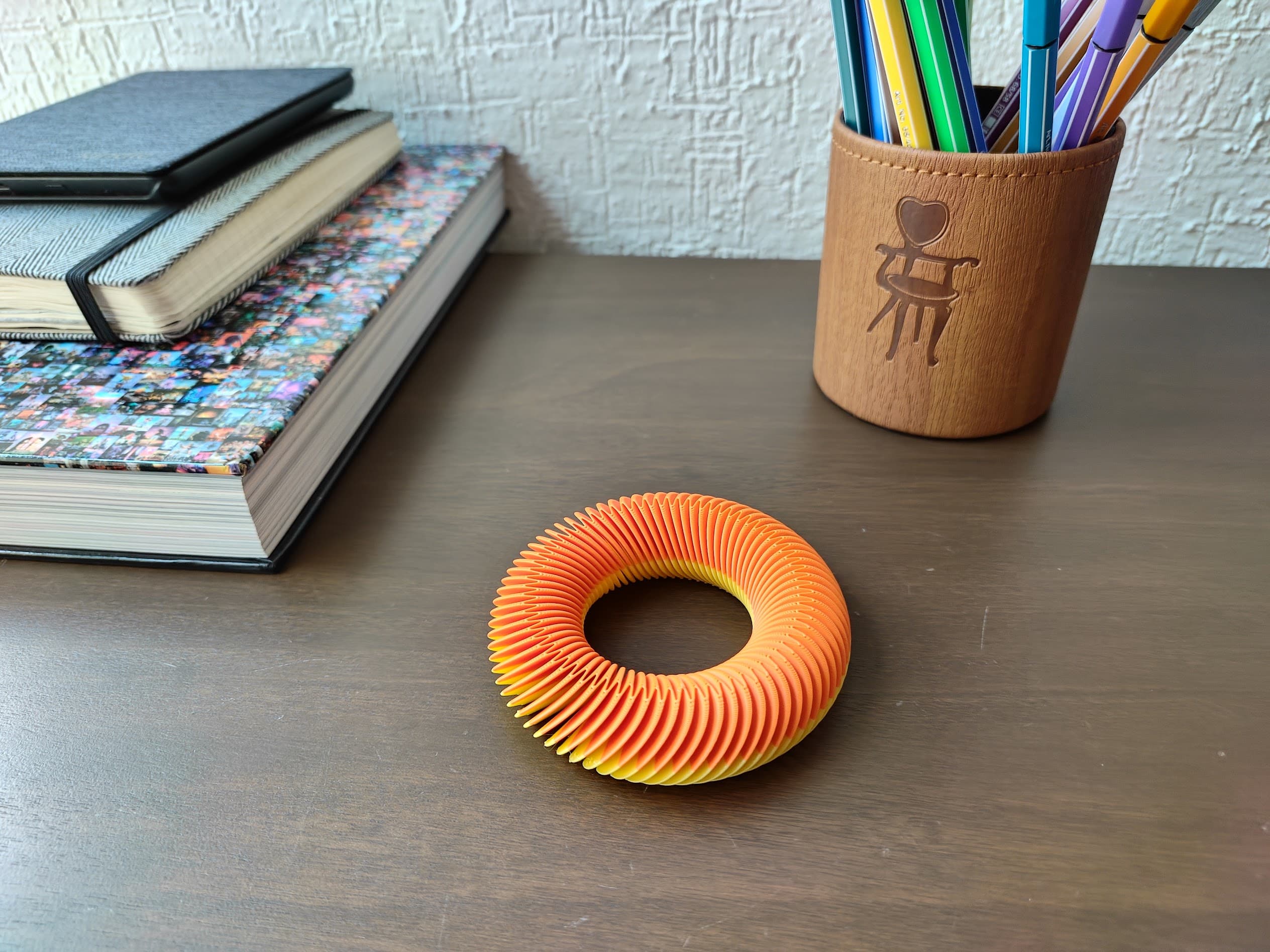 Dona Flexible, juguete sensorial de láminas en espiral que gira sobre sí mismo.