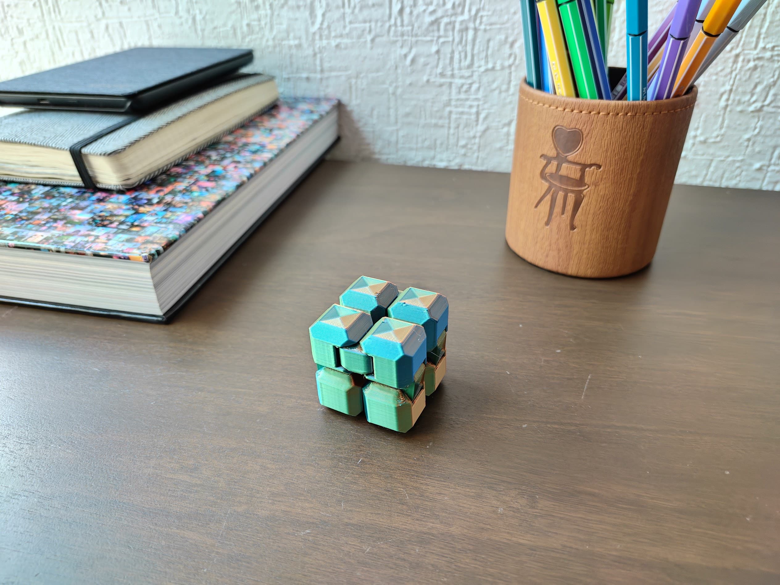 Cubo Infinito de colores, juguete sensorial que se dobla y se despliega en la mano.