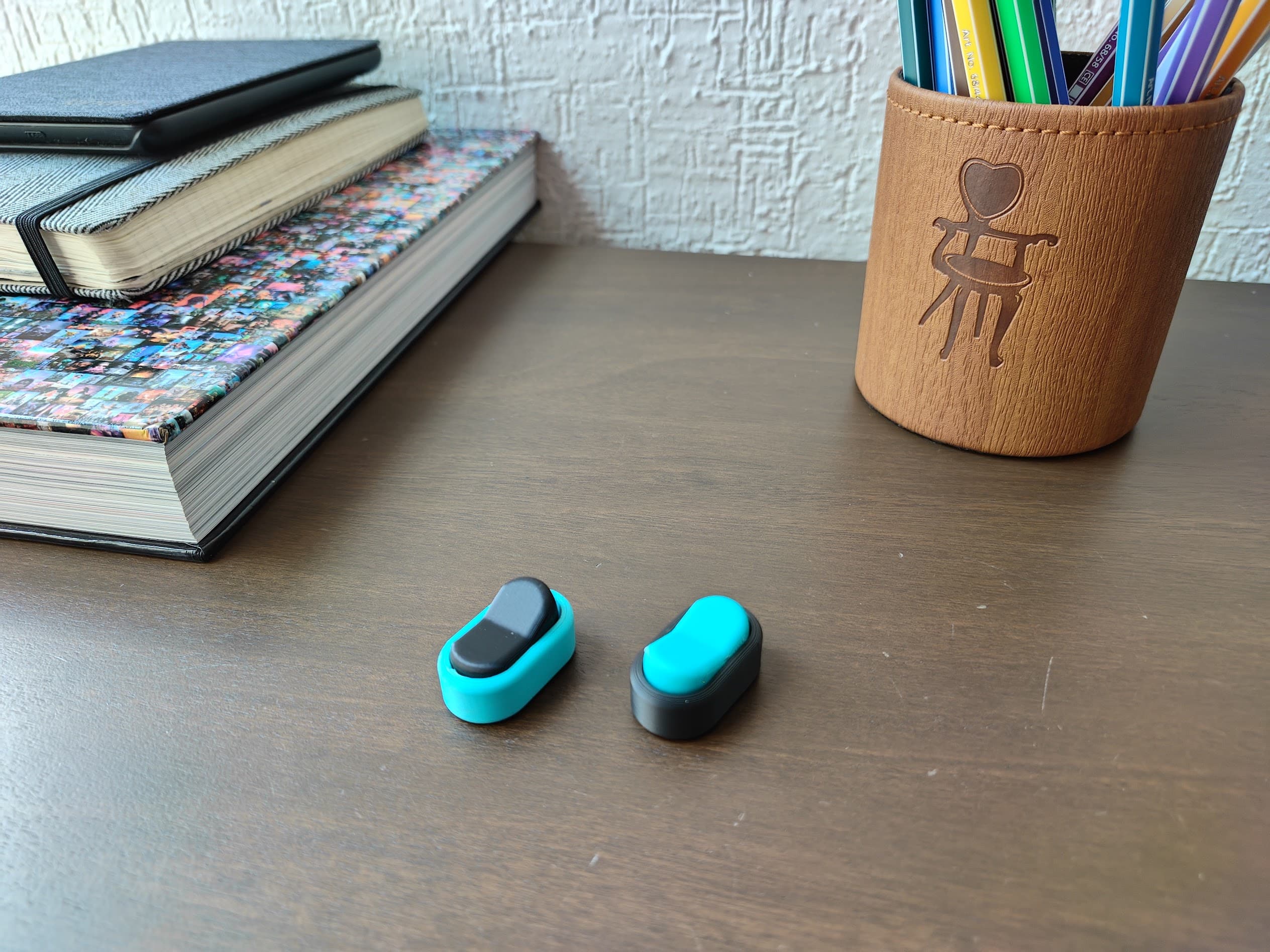 Clicker Mecánico, juguete sensorial tipo interruptor que hace clic.